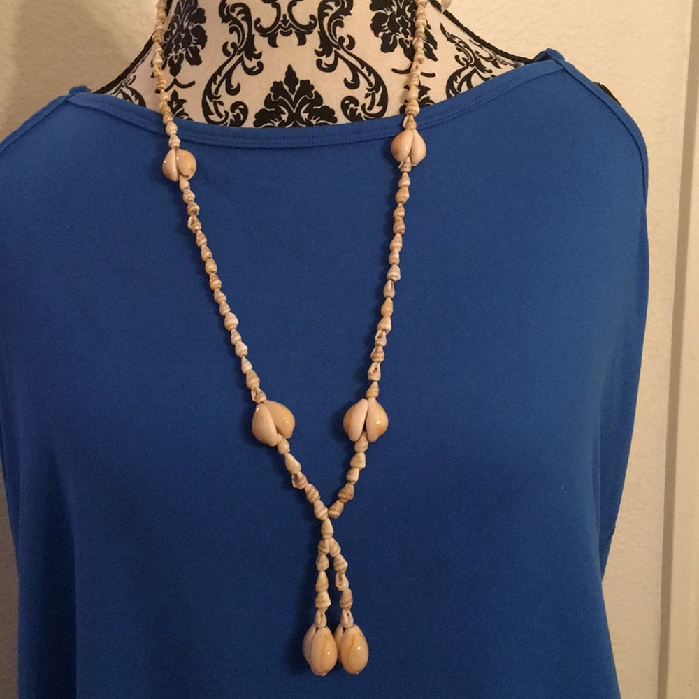 Unique 16” seashells necklace w/tussle